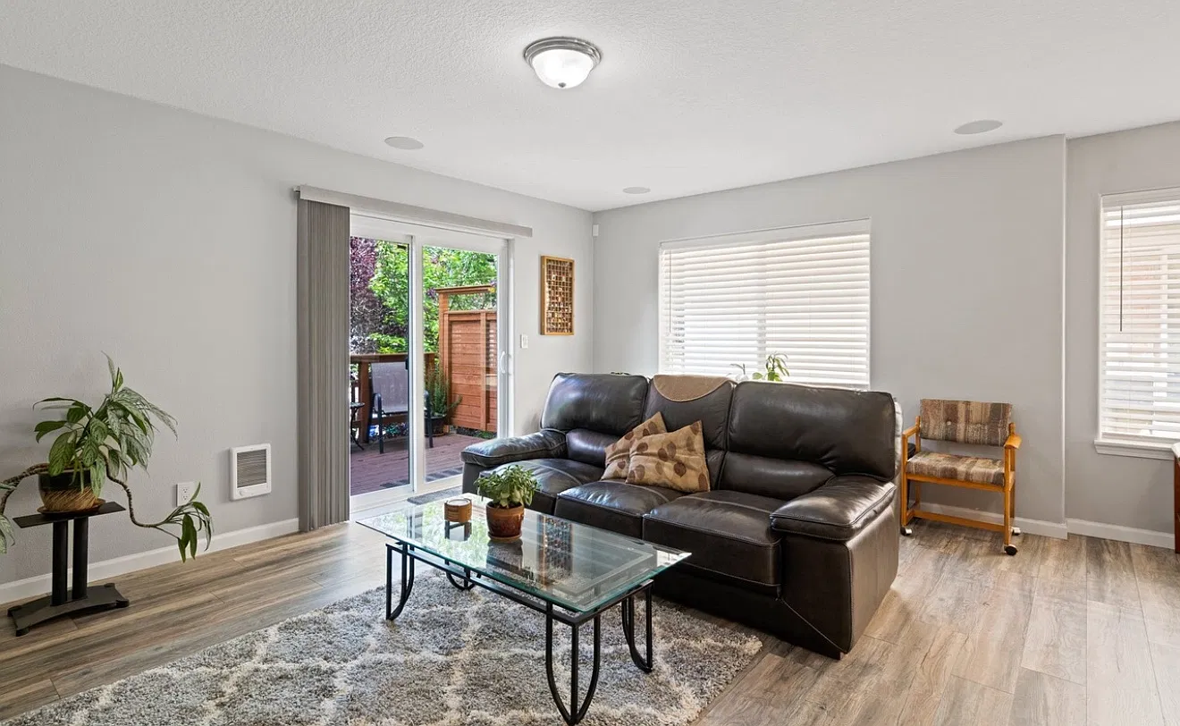 3 bed, 1350 sqft, $2,690 — Photo 4