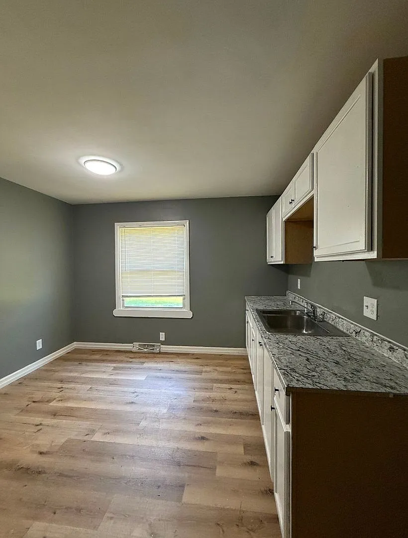 This is a 4 bedroom 1 Full bathroom house which has a spacious living room, dining room and full ... — Photo 4