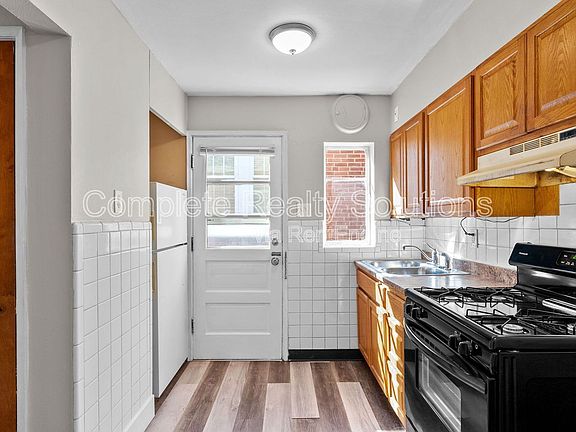 3rd image of 4984 Parker Ave #1/2