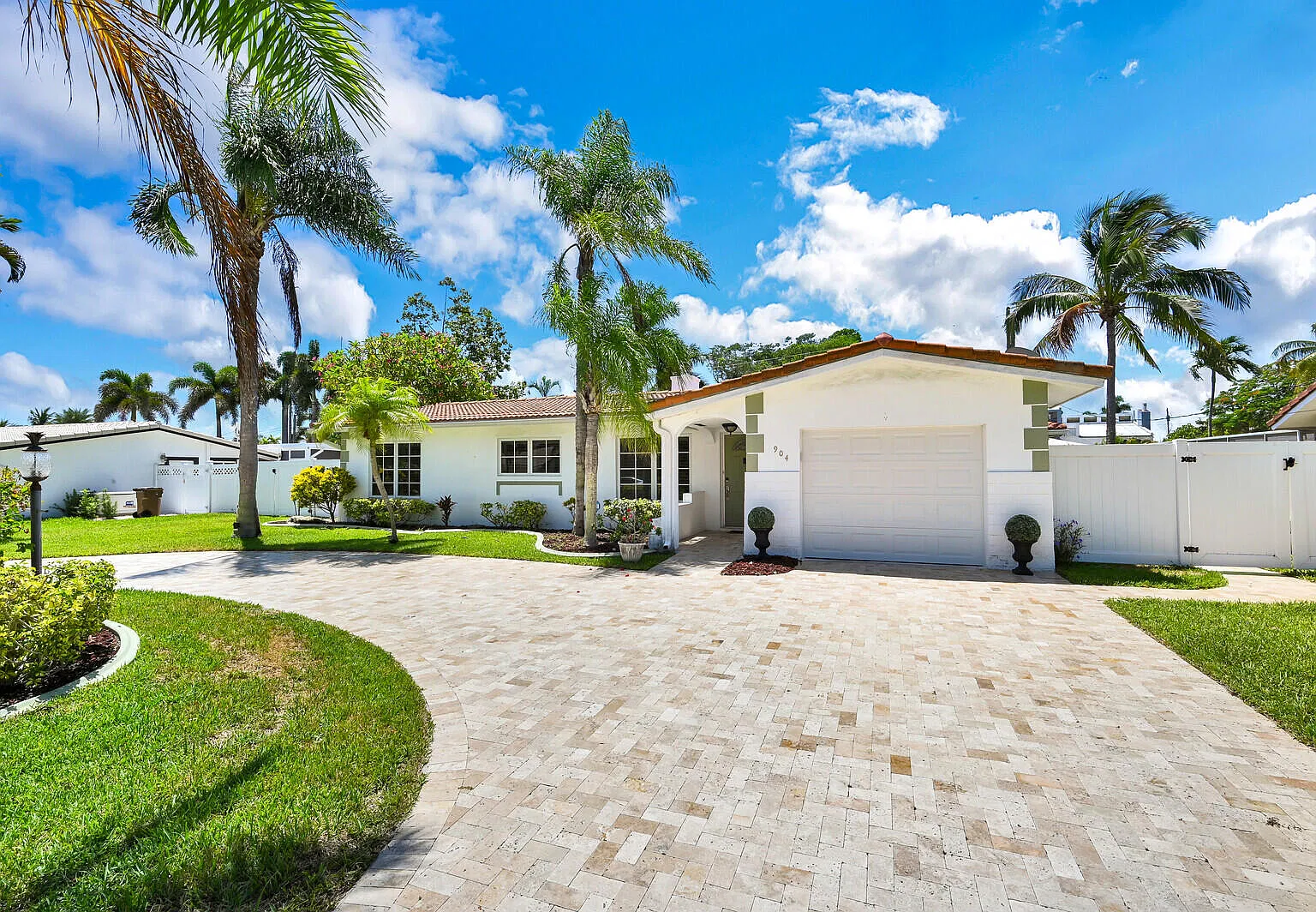 4 bed, 2.0 bath, 2140 sqft, $7,900 — Photo 3