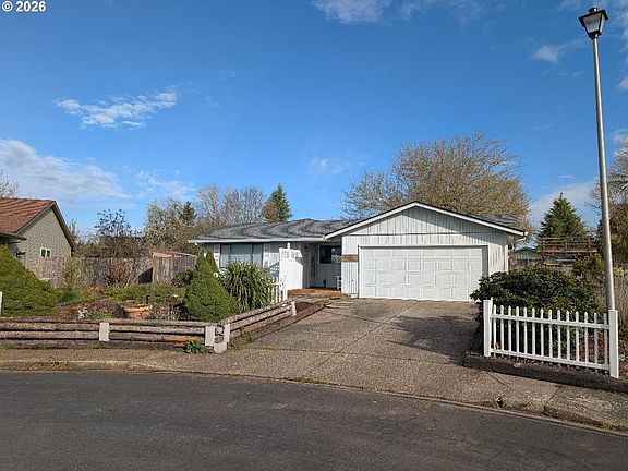 2nd image of 311 SW Jasmine Ct