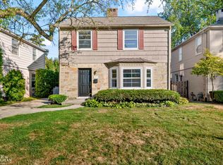 25 Village Ln, Grosse Pointe, MI 48230