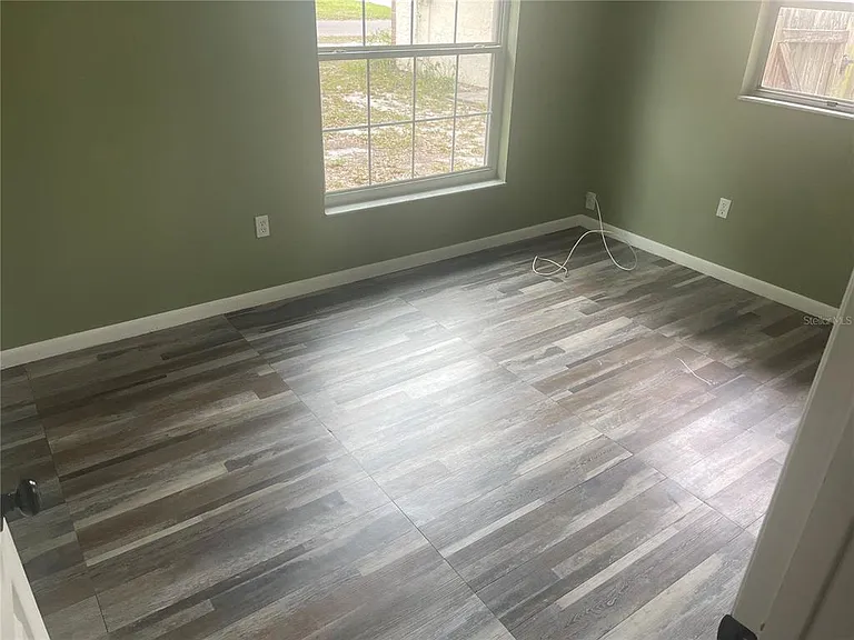 906 Essex Rd — Photo 10