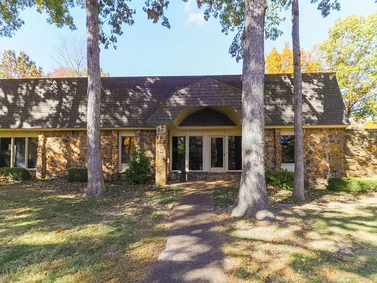 2100 Paula Dr — Photo 2