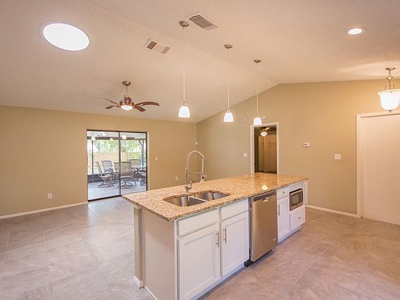3rd image of 1021 Garden Cir