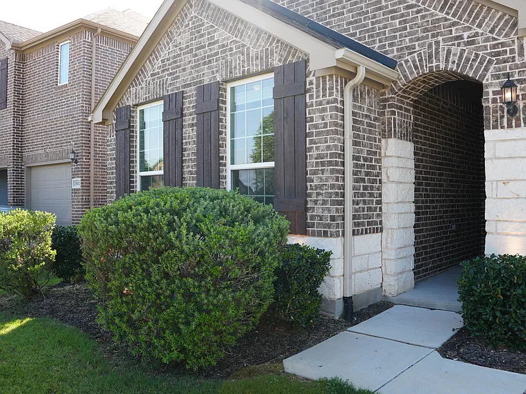 2504 Melrose Dr — Photo 4