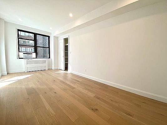 4th image of 160 E 48th St APT 3O
