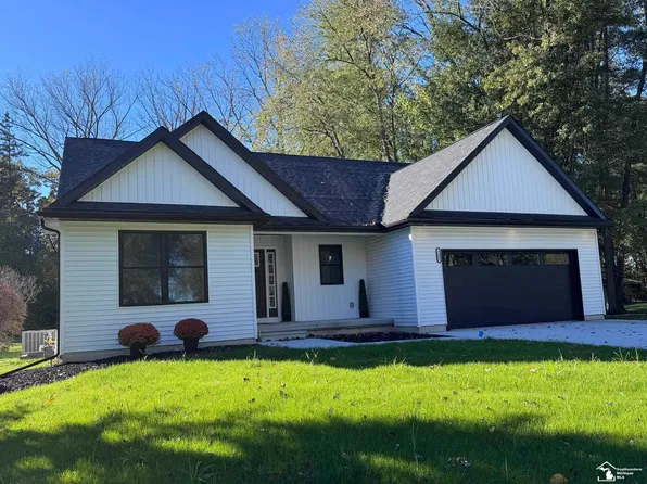 7085 Maplewood Dr, Temperance, MI 48182