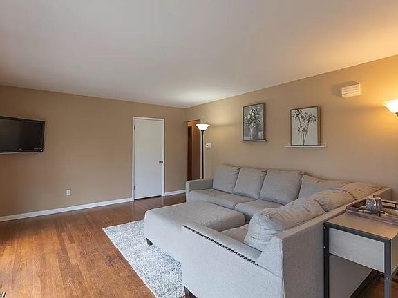 5th image of 317 Heather Ln