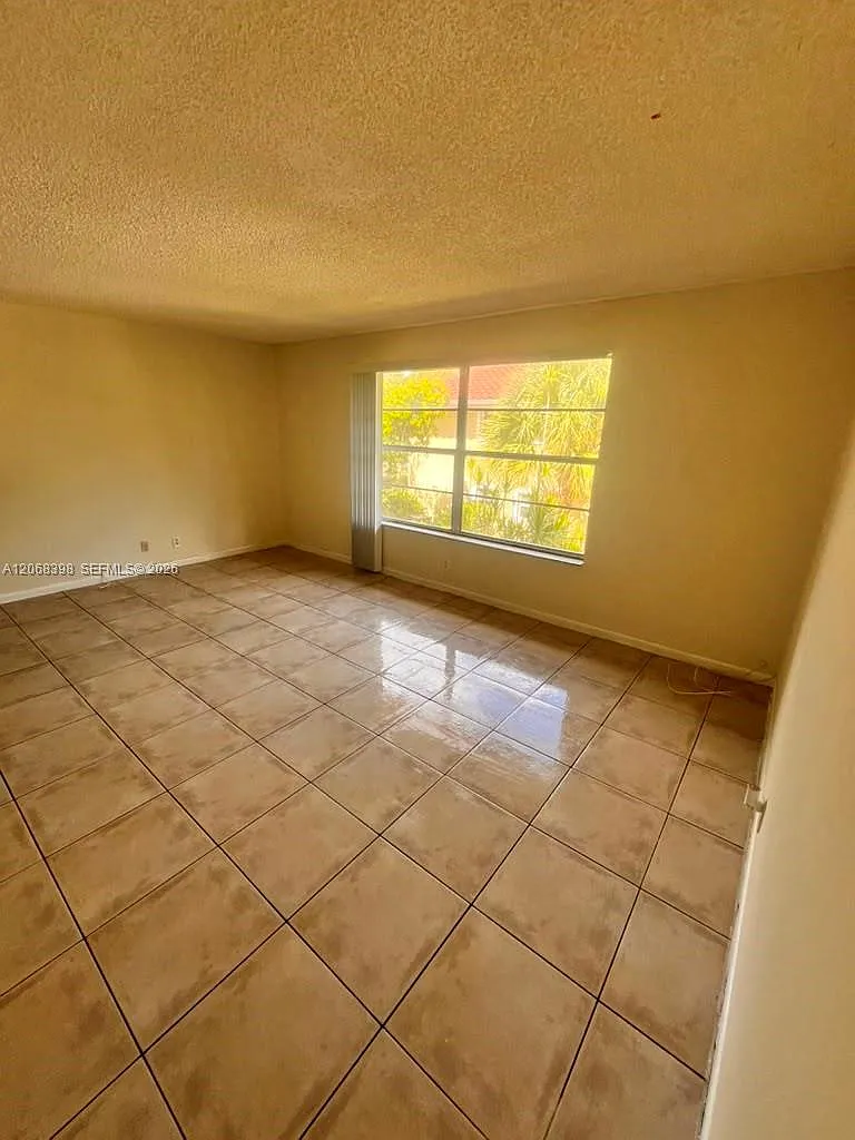 Golfview Arms Inc Condo — Photo 2