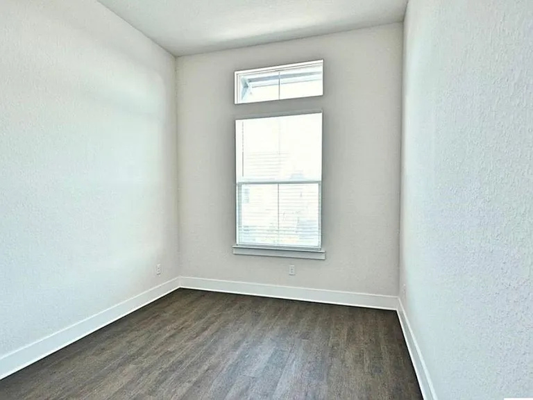 215 Sapphire — Photo 21