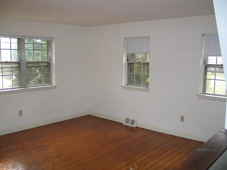16 Saint Albans Ave #SAINT ALBANS PLACE — Photo 3