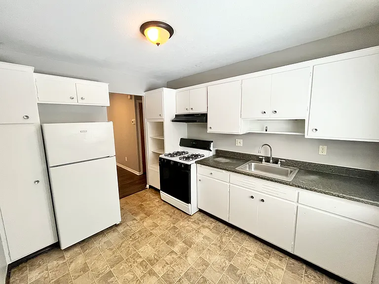 818 S Green Rd — Photo 7