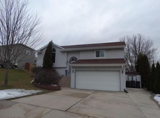 311 Stewart Hill Dr, Waukesha, WI 53188