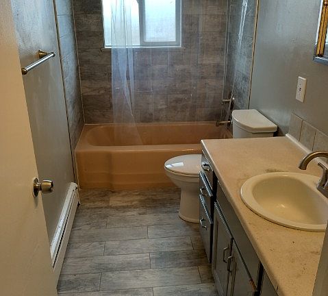 Bathroom 2 Photo 2
