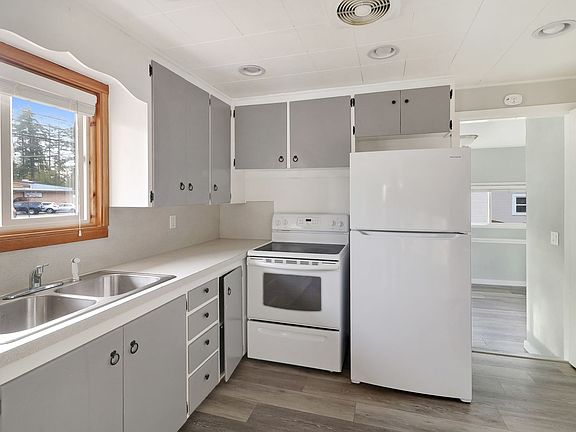 5th image of 423 NE Regatta Dr