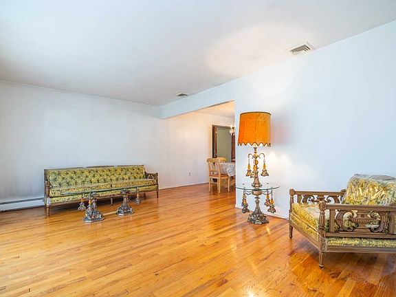 4th image of 207 Massachusetts Ave