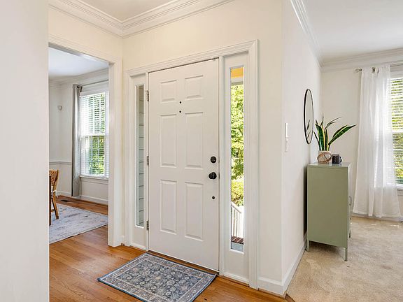 5th image of 202 Cobble Ridge Dr