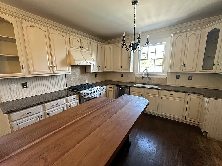 6423 S Claiborne Ave — Photo 6