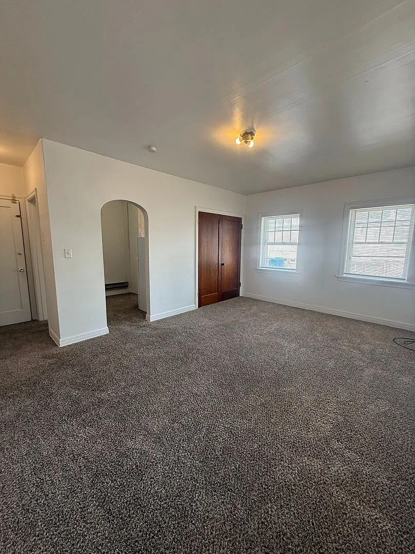 446 W Whitman — Photo 4