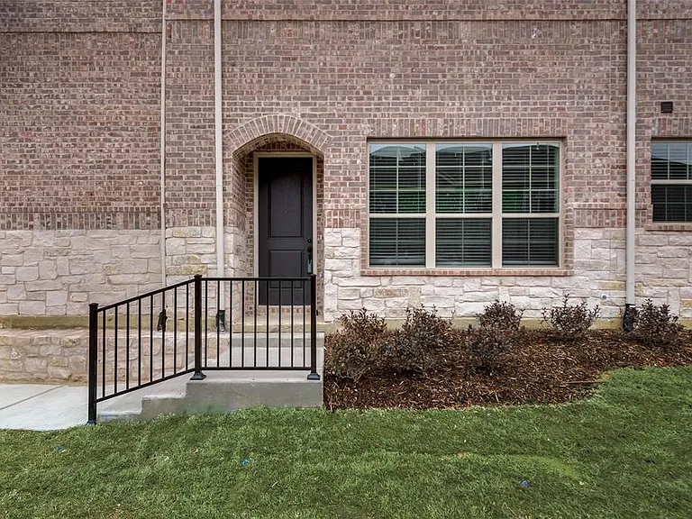539 Cobblestone Ln — Photo 4