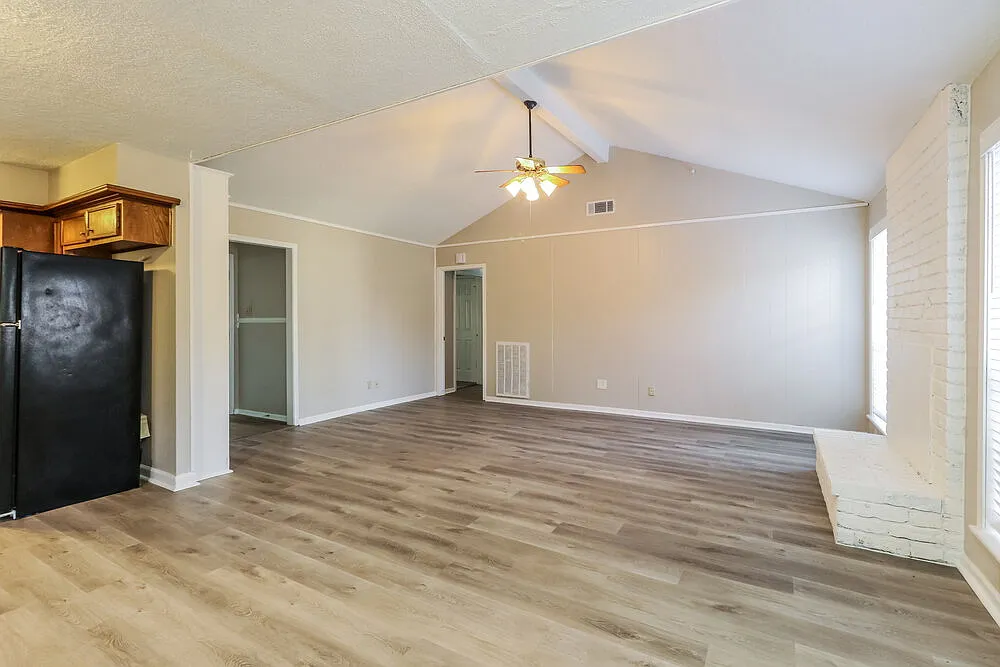 3 bed, 2.0 bath, 1317 sqft, $1,570 — Photo 3