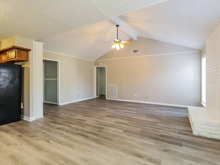 4714 Glendower Dr — Photo 3
