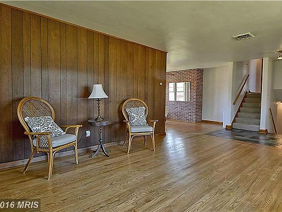 5th image of 805 Crest Hill Dr