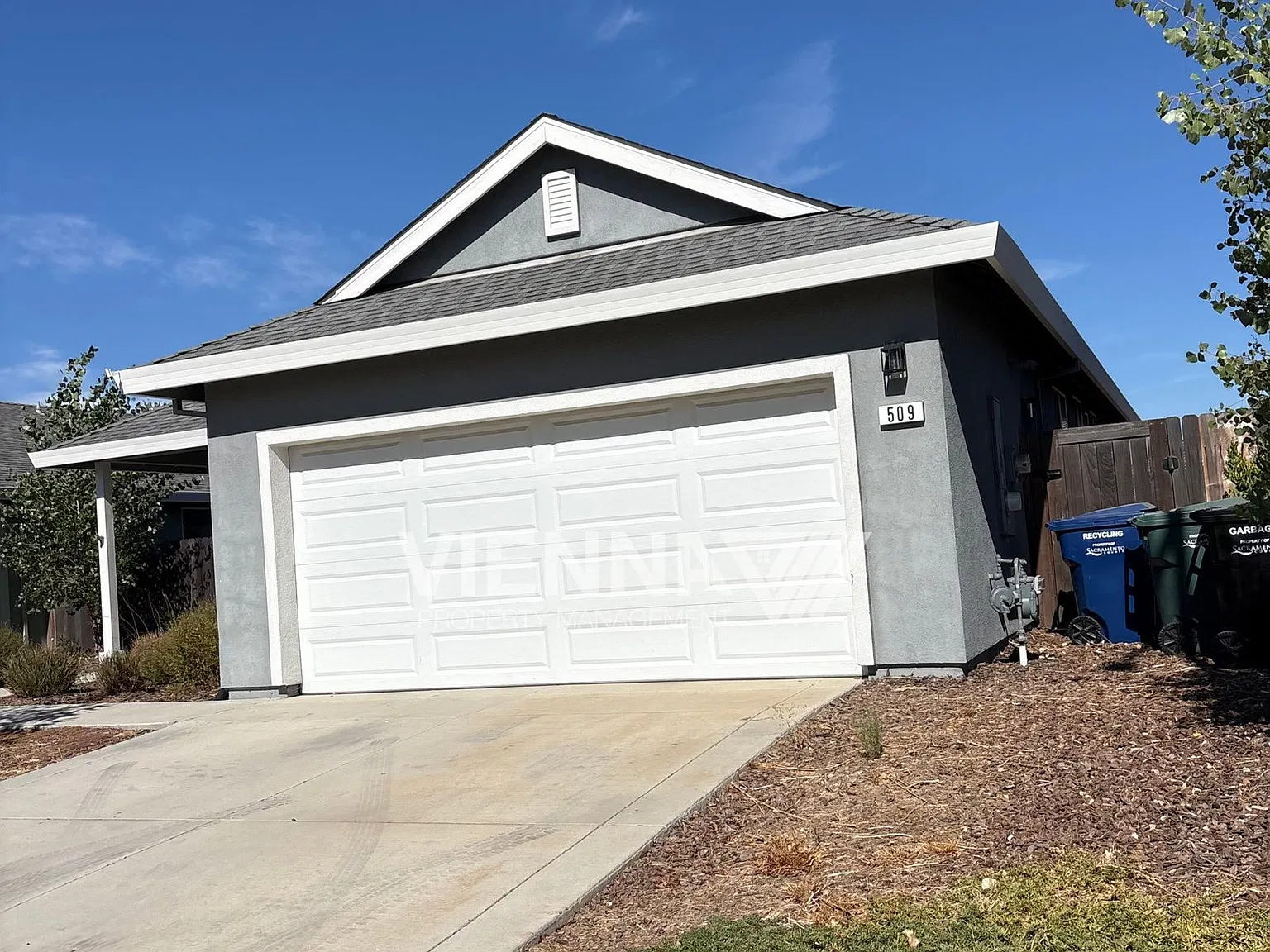 3 bed, 2.0 bath, 1427 sqft, $2,545 — Photo 2