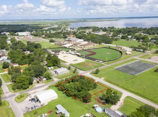 900 Stowell St, Anahuac, TX 77514