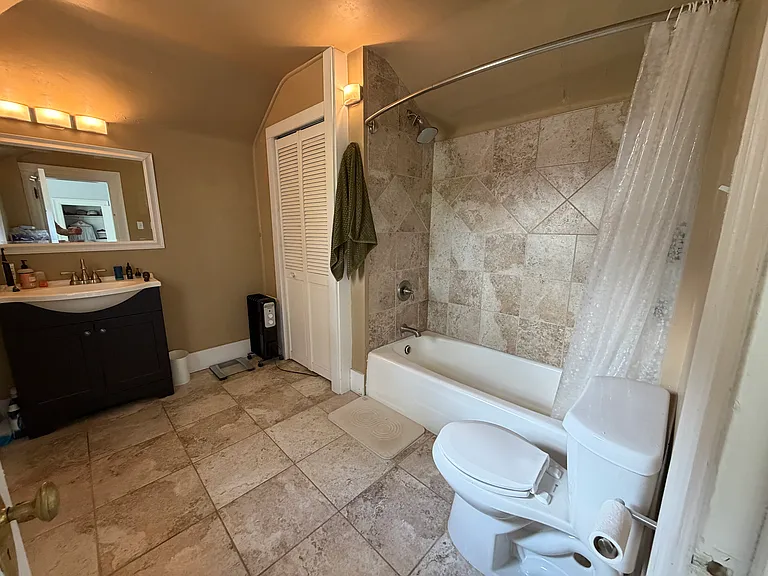 Bathroom 2 (en suite to bedroom 2).