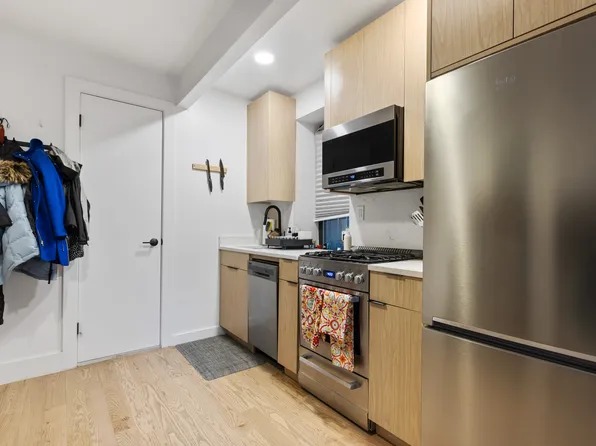 104 8th Ave APT 3R, New York, NY 10011
