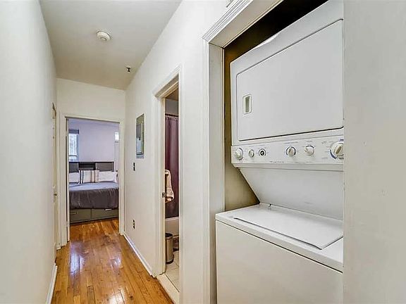 3rd image of 420 Monroe St APT 1R