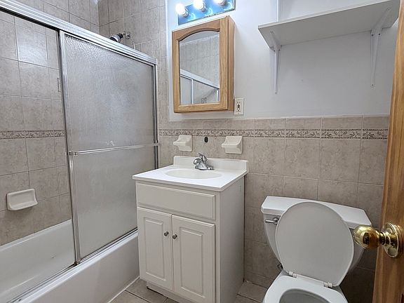 4th image of 858 Willoughby Ave #2F