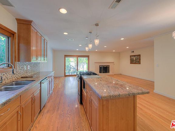3rd image of 6647 Petit Ave