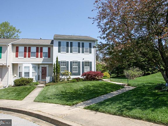 3rd image of 910 Glen Falls Ct