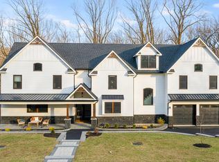 8 Chipmunk Ln, Media, PA 19063