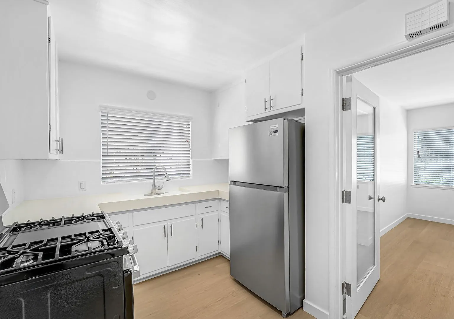 Remodeled lower studio unit on 2nd St, steps to Montana Ave and the beach! Upgraded floors and ap... — Photo 4