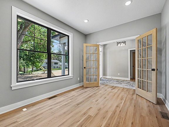 3rd image of 4044 Merriam Rd