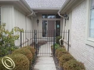 2483 Hickory Glen Dr #1, Bloomfield Hills, MI 48304