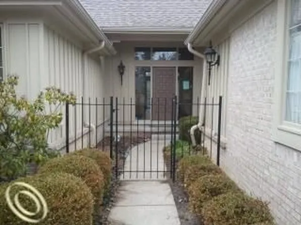 2483 Hickory Glen Dr #1, Bloomfield Hills, MI 48304