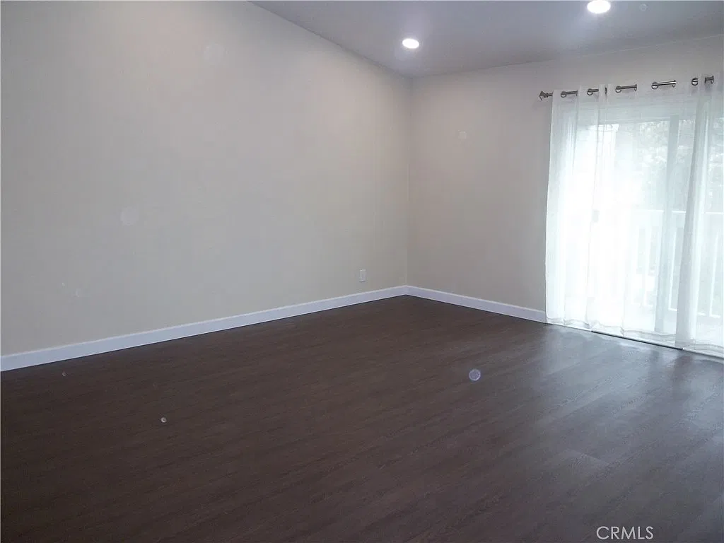 3 bed, 2.0 bath, 1200 sqft, $3,900 — Photo 2