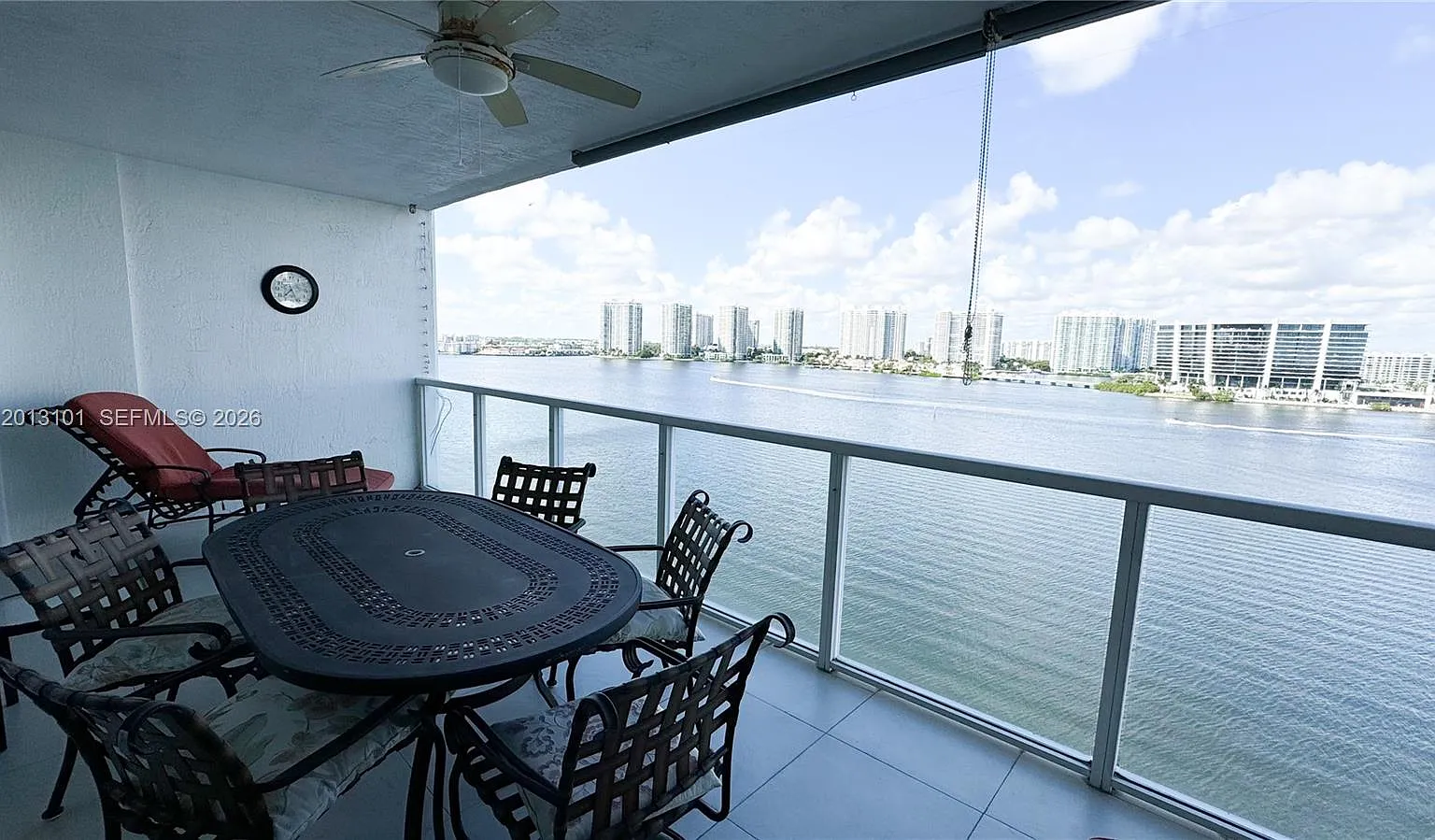 Marina Bay Club Condo Hot — Photo 2