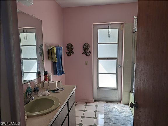 2nd image of 709 SE 10th Pl