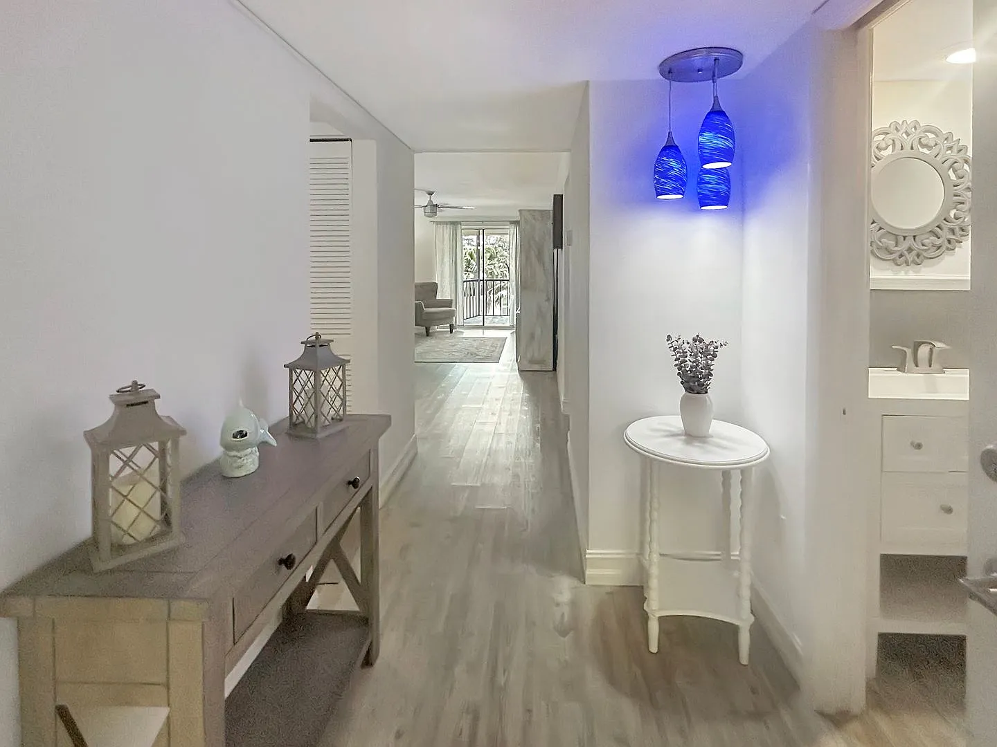 Furnished & Updated 1 Bed/1.5 Bath Near the Beach! Great Amenities — Photo 2