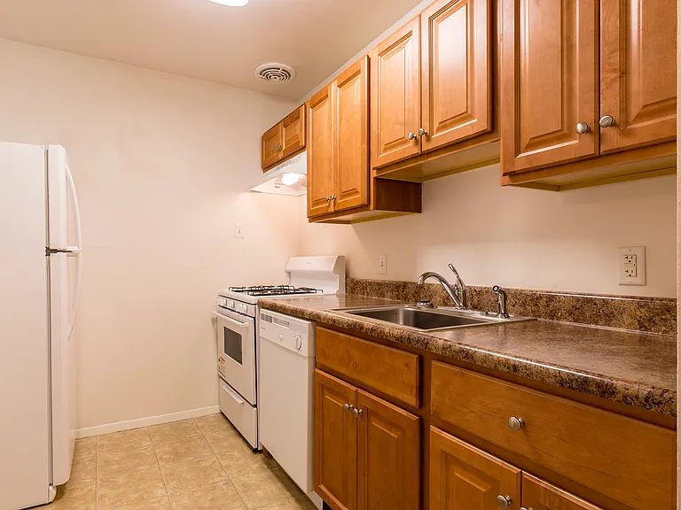Oxford Hill Apartments — Photo 16