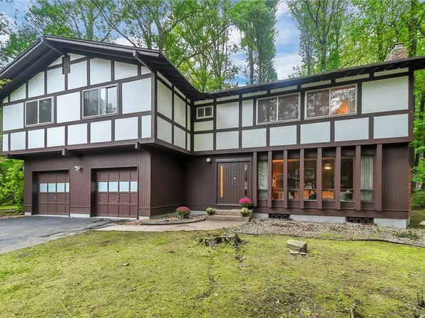 3 Ayr Ct, Airmont, NY 10901