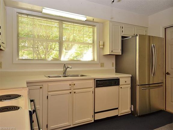 4th image of 142 Exeter Ct