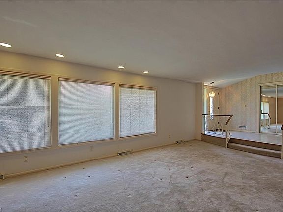 5th image of 2490 Deborah Dr