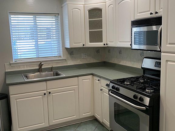 5th image of 945 Daly St